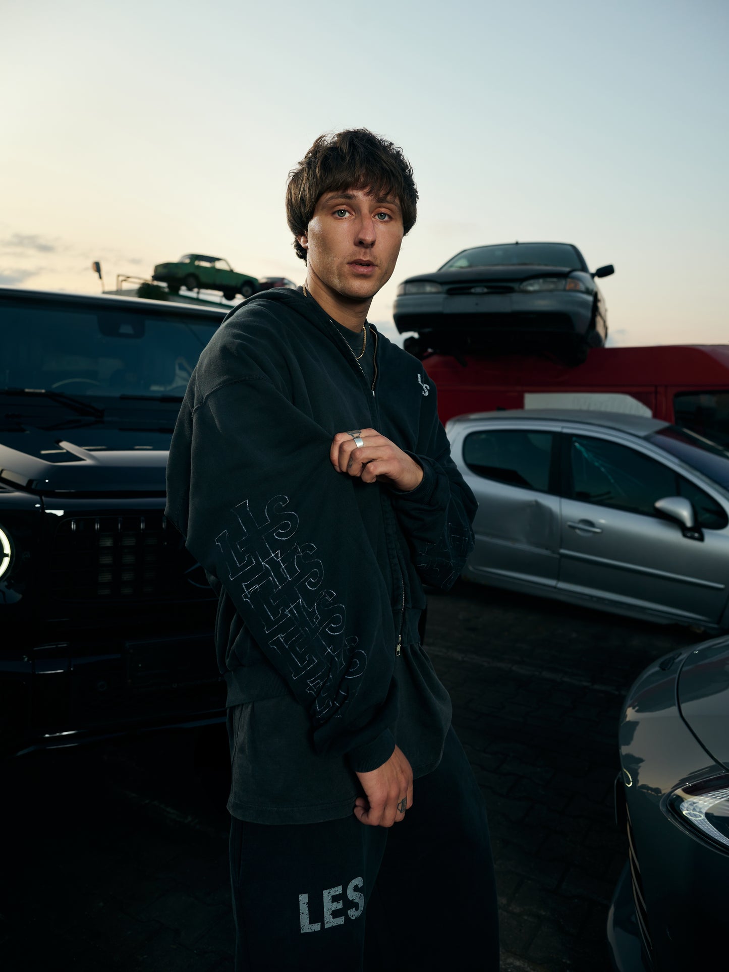 VINTAGE BLACK OVERSIZED ZIPPED HOODIE